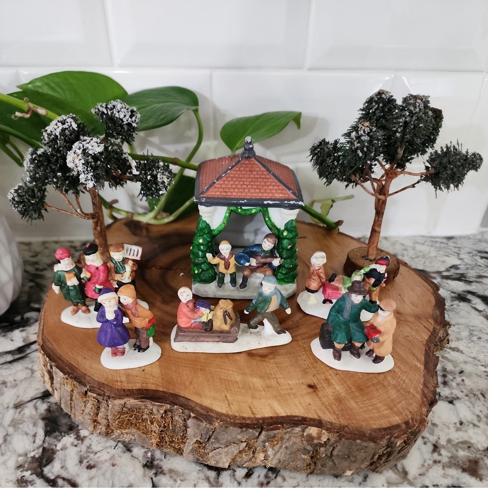 6 Vintage Christmas Miniature Winter Village - Figurines with 2 Trees‎ Cute!!